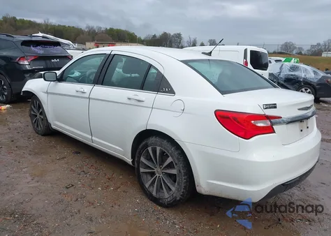 2013 Chrysler 200 Limited z USA, uszkodzony, nr VIN 1C3CCBCG5DN738110